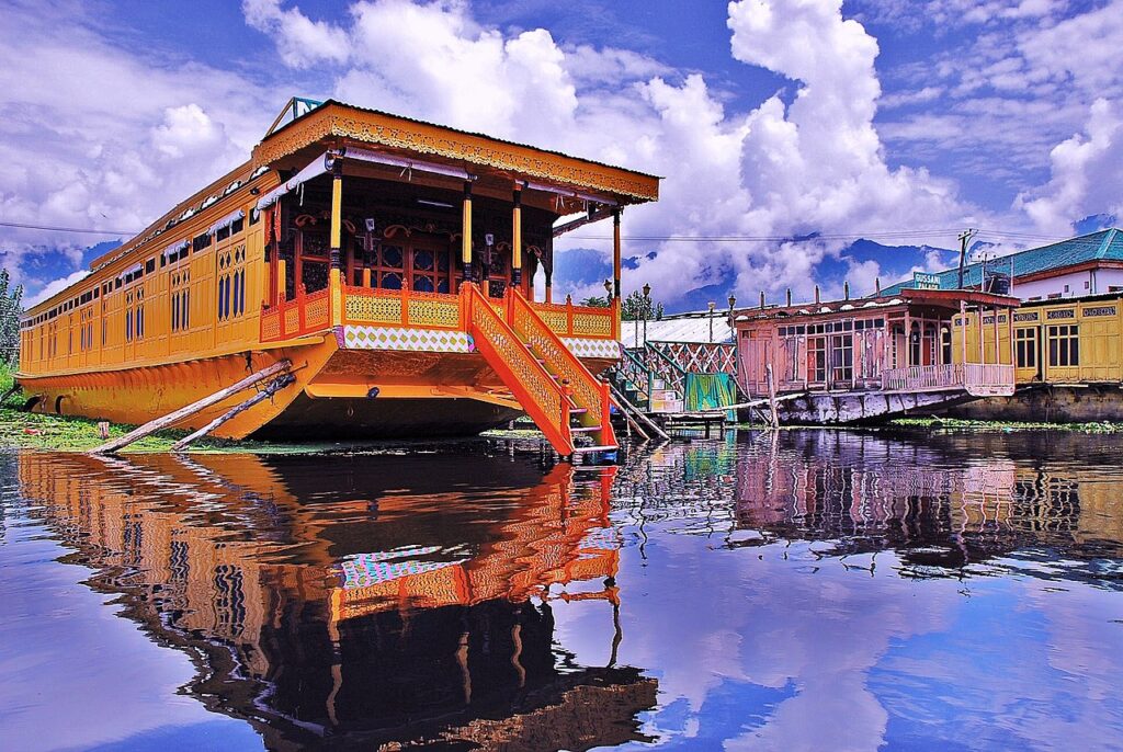 houseboats on dal lake